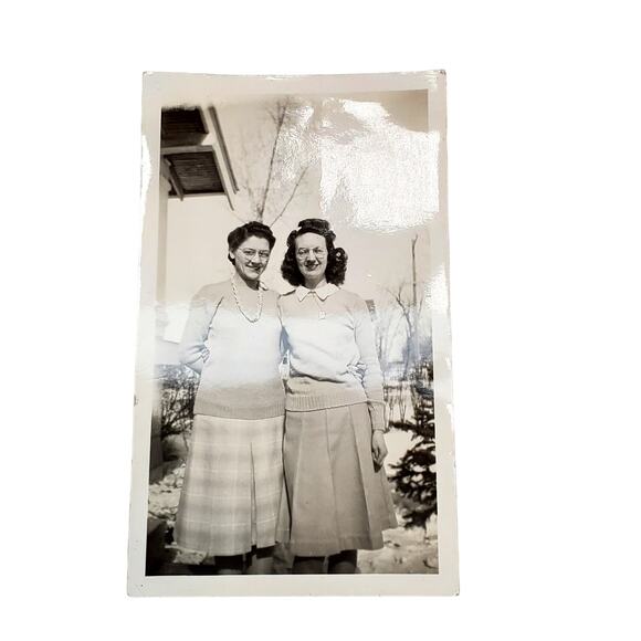 Vtg Sisters Posing Together Original Monochrome Photography Found Snapshot - Picture 1 of 4